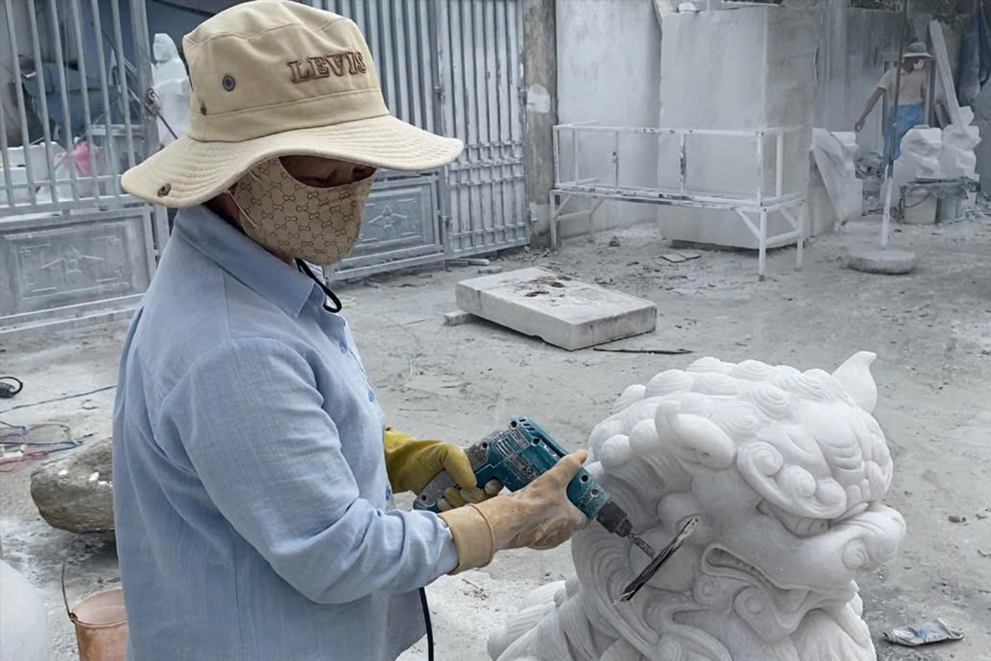 Ðôi tay khéo léo của phụ nữ làng đá mỹ nghệ Non Nước. Ảnh: Minh Hiền