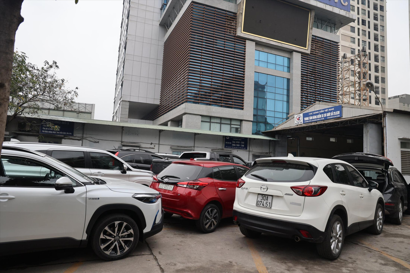 Người dân khổ vì đăng kiểm cuối năm do nhiều trung tâm đóng cửa vì sai phạm. Ảnh: Hoàng Mạnh Thắng