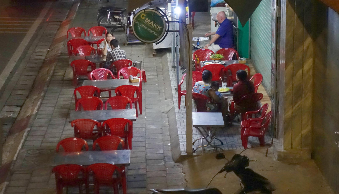 Kinh doanh trên vỉa hè đường Võ Văn Kiệt, quận 8, TPHCM. Ảnh: H.H Kinh doanh trên vỉa hè đường Võ Văn Kiệt, quận 8, TPHCM. Ảnh: H.H