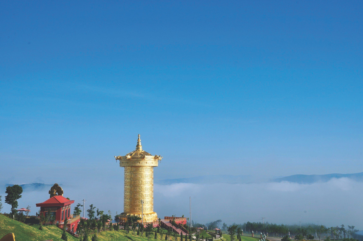 Biển mây trôi bềnh bồng trong ánh nắng sớm lung linh tại Samten Hills Dalat. Đến đây, du khách có thể săn mây lúc tờ mờ sáng, hoặc từ 5 giờ đến 7 giờ, khi bình minh bắt đầu ló dạng