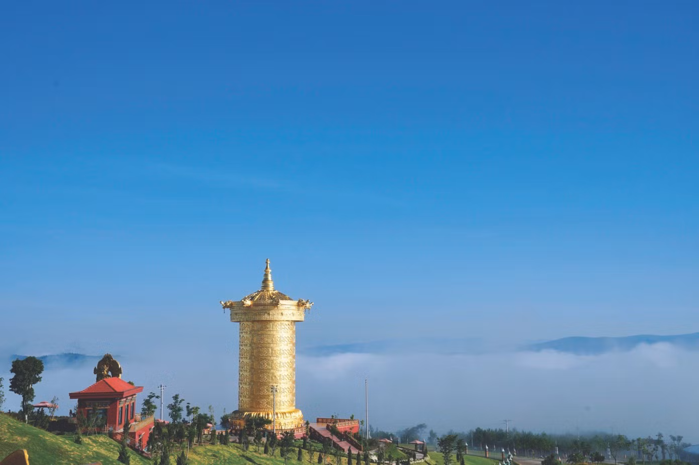 Biển mây trôi bềnh bồng trong ánh nắng sớm lung linh tại Samten Hills Dalat. Đến đây, du khách có thể săn mây lúc tờ mờ sáng, hoặc từ 5 giờ đến 7 giờ, khi bình minh bắt đầu ló dạng