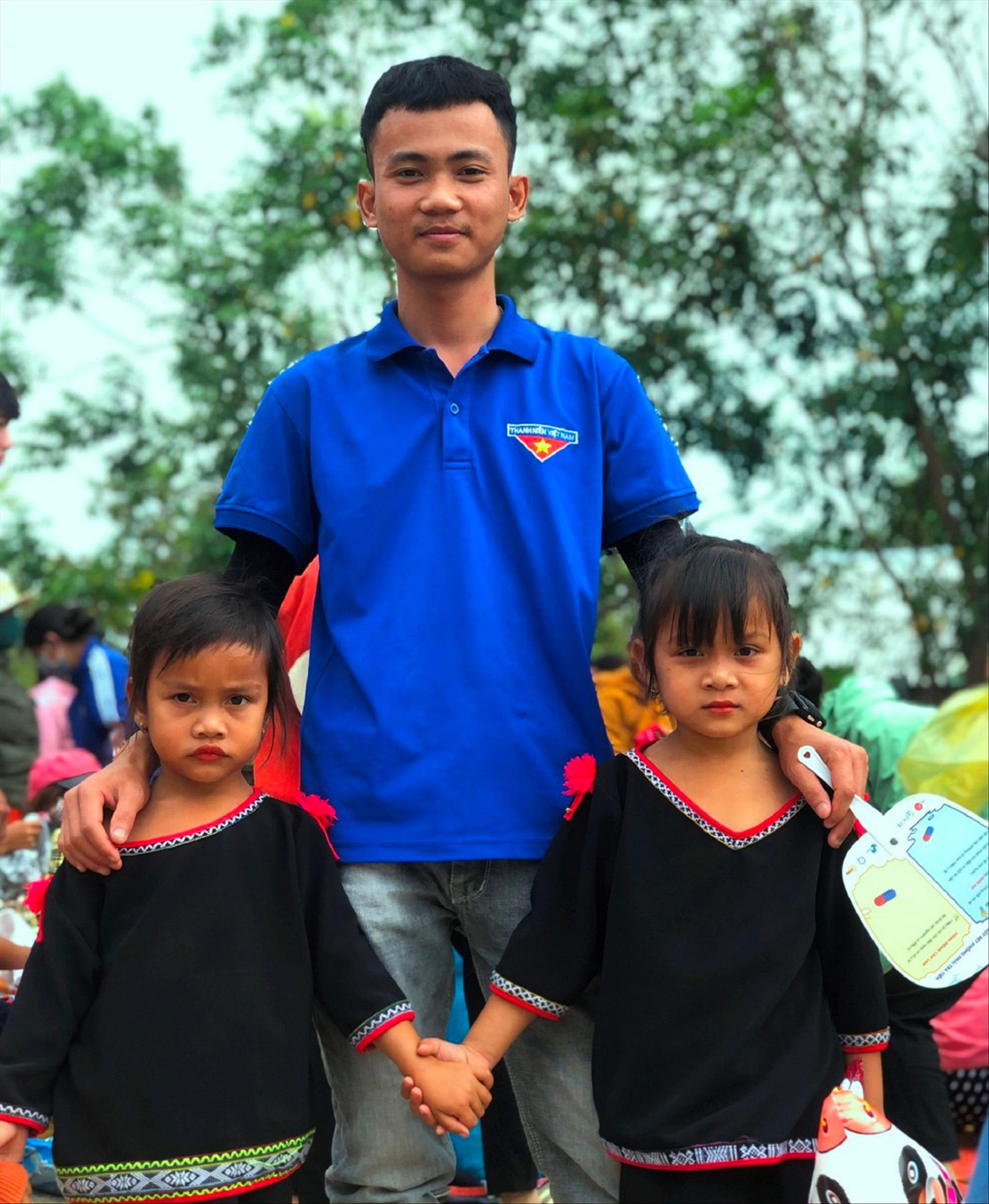 Bạn Phạm Đắc Hoàng Vũ cùng các em nhỏ người Ba Na tại chương trình “San sẻ yêu thương”