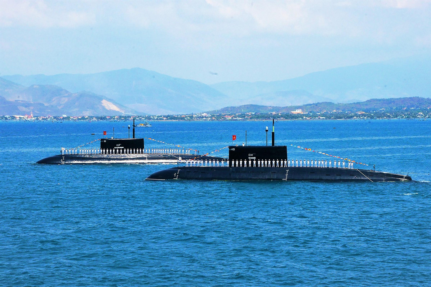 Tàu ngầm HQ-182 Hà Nội và HQ-183 TPHCM tham gia duyệt binh trên biển tại lễ kỷ niệm 60 năm Ngày thành lập Hải quân nhân dân Việt Nam Tàu ngầm HQ-182 Hà Nội và HQ-183 TPHCM tham gia duyệt binh trên biển tại lễ kỷ niệm 60 năm Ngày thành lập Hải quân nhân dân Việt Nam