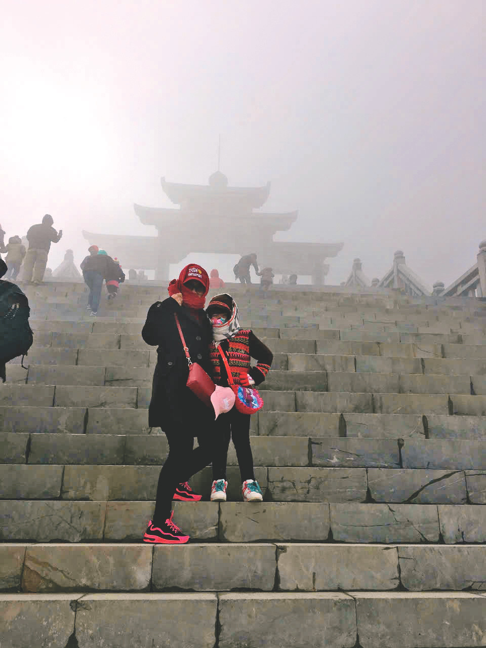 Lên đỉnh Fansipan. Ảnh: N.T