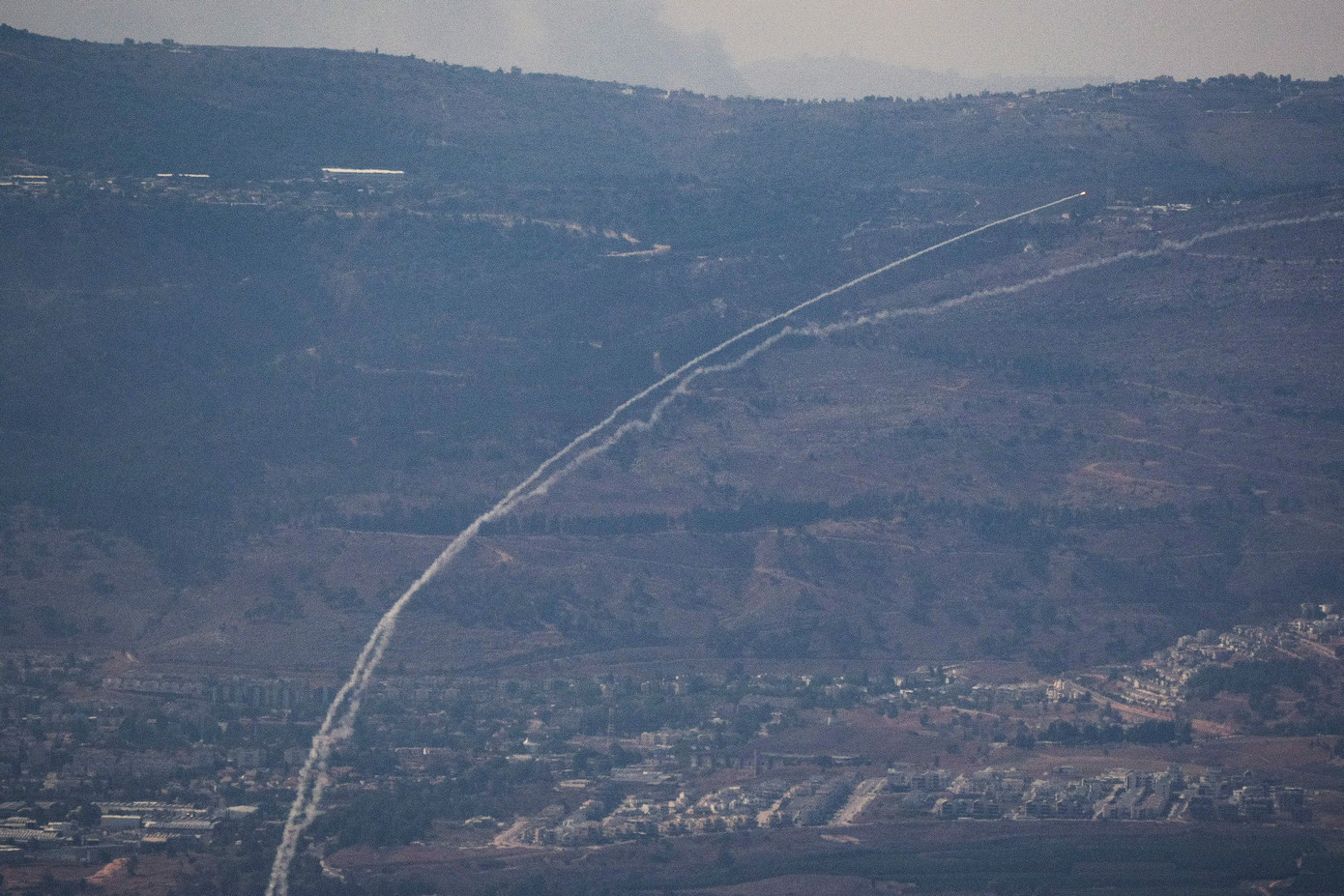 Hệ thống phòng không Iron Dome của Israel đánh chặn rốc-két phóng từ Li-băng vào miền bắc Israel ngày 6/10. Ảnh AP Hệ thống phòng không Iron Dome của Israel đánh chặn rốc-két phóng từ Li-băng vào miền bắc Israel ngày 6/10. Ảnh AP