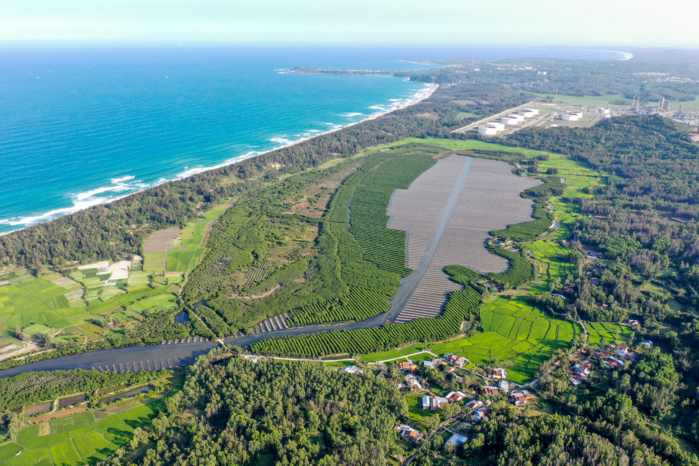 Thắng cảnh Bàu Cá Cái bên bờ biển vịnh Dung Quất, huyện Bình Sơn, tỉnh Quảng Ngãi Thắng cảnh Bàu Cá Cái bên bờ biển vịnh Dung Quất, huyện Bình Sơn, tỉnh Quảng Ngãi