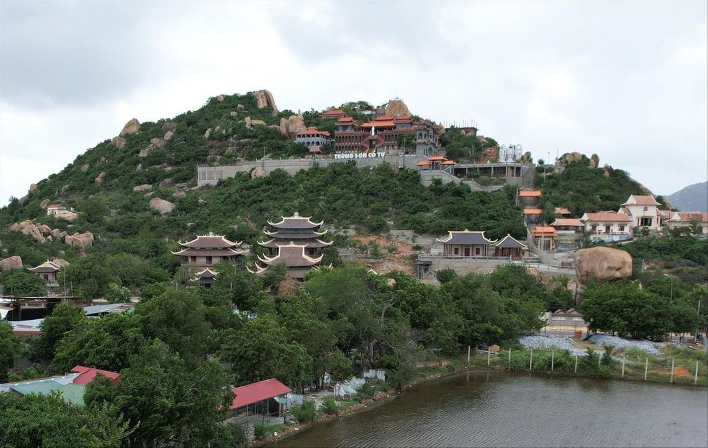 Trùng Sơn cổ tự tọa lạc trên sườn núi Ðá Chồng. Ảnh: LỮ HỒ