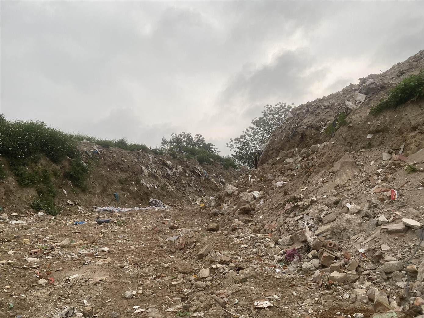 Những “núi” trạc thải sừng sững trong bãi tập kết của Hòa “cao”. Những “núi” trạc thải sừng sững trong bãi tập kết của Hòa “cao”.