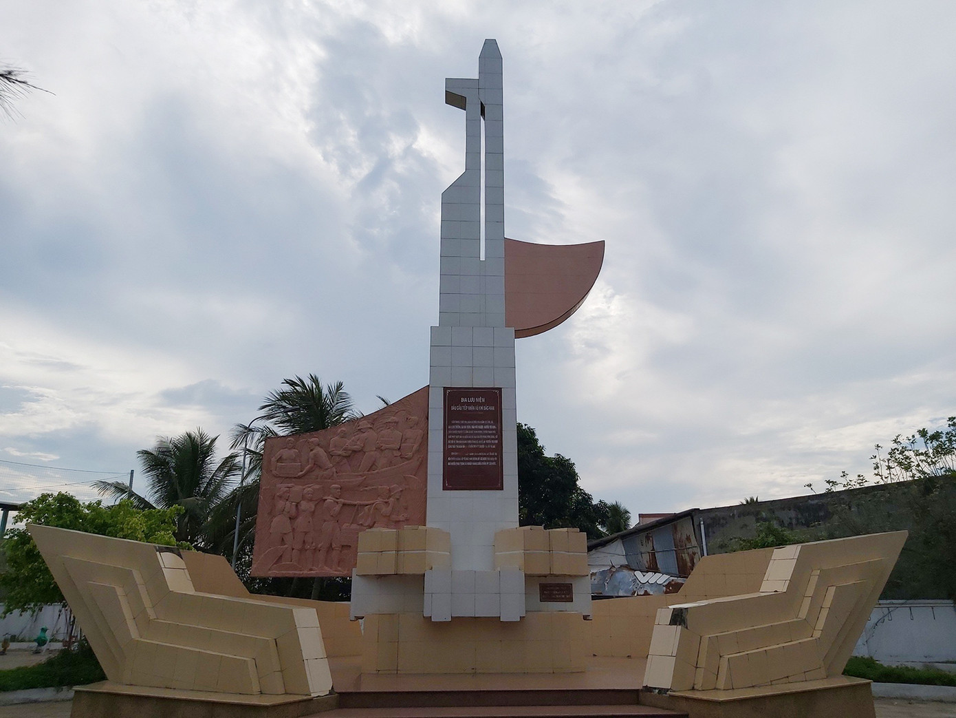 Bia tưởng niệm Điểm tiếp nhận vũ khí Bắc - Nam tại ngã 3 mũi tàu thuộc xã Thạnh Phong, huyện Thạnh Phú. Ảnh: Hoà Hội Bia tưởng niệm Điểm tiếp nhận vũ khí Bắc - Nam tại ngã 3 mũi tàu thuộc xã Thạnh Phong, huyện Thạnh Phú. Ảnh: Hoà Hội