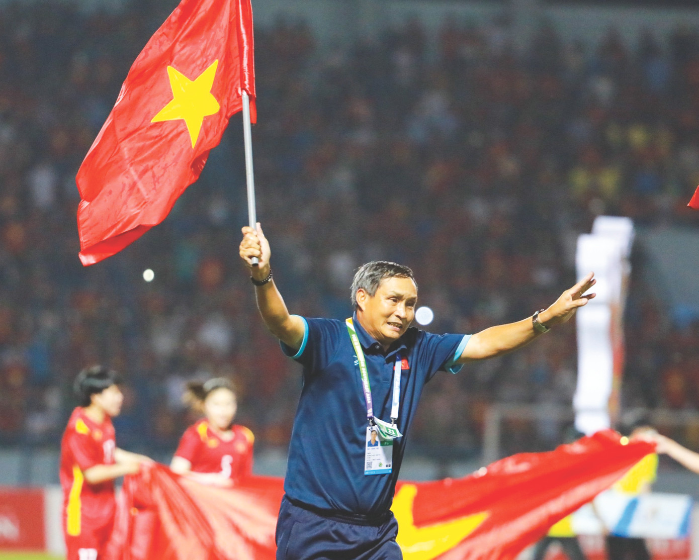 HLV Mai Đức Chung không ngừng phất cao lá cờ Tổ quốc ở các giải đấu tầm cỡ. Ảnh: Như Ý HLV Mai Đức Chung không ngừng phất cao lá cờ Tổ quốc ở các giải đấu tầm cỡ. Ảnh: Như Ý