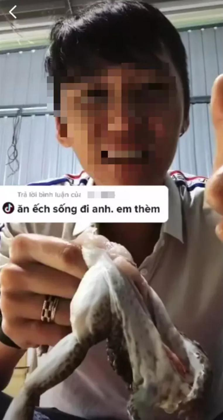 Để câu lượt xem và chiều lòng fan, Tiktoker sẵn sàng ăn thịt ếch sống Để câu lượt xem và chiều lòng fan, Tiktoker sẵn sàng ăn thịt ếch sống