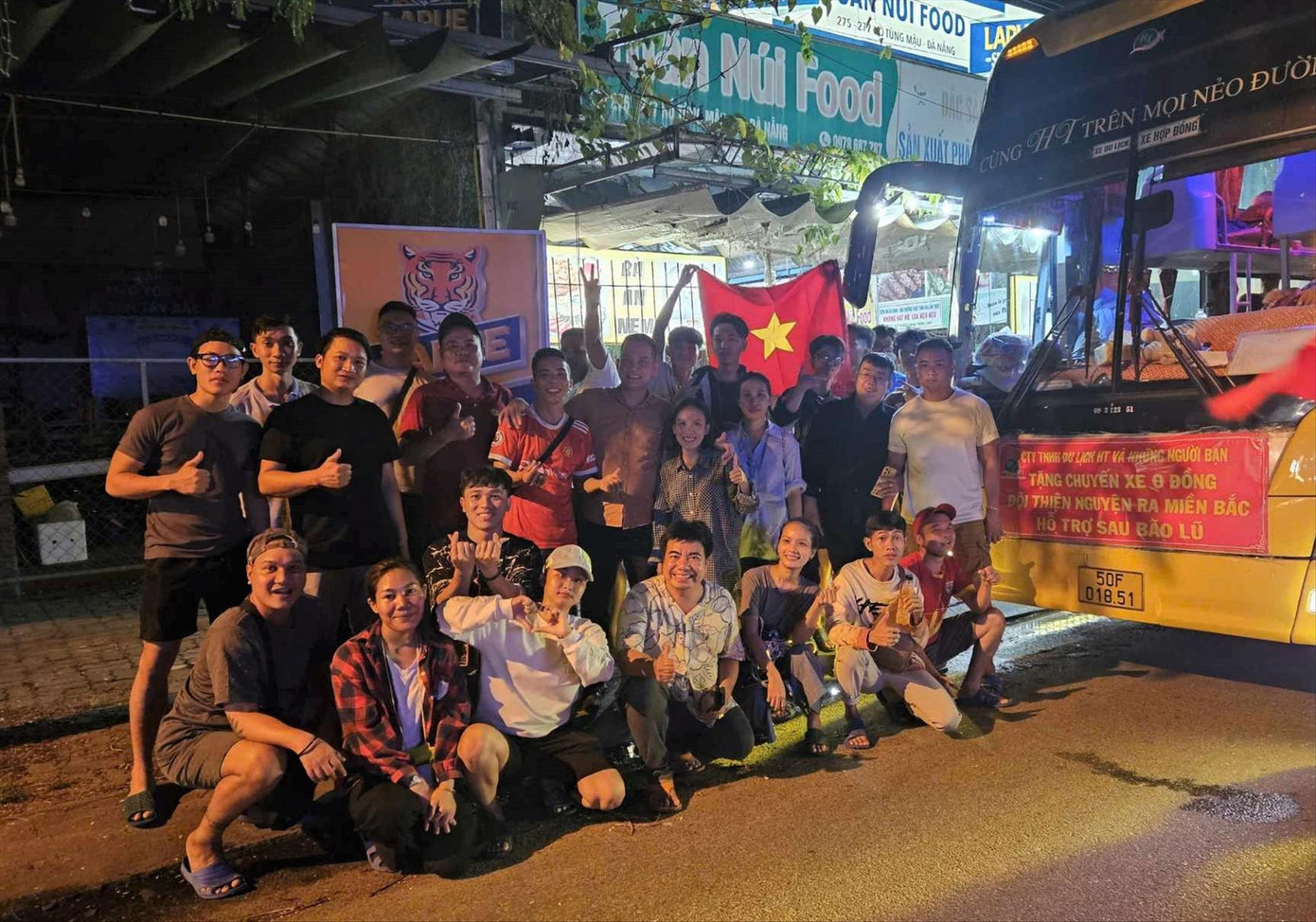 Đoàn cứu trợ từ TPHCM được quán Tuấn Núi Food (phường Hòa Minh, quận Liên Chiểu, TP Đà Nẵng) tiếp sức bằng bữa cơm trước khi tiếp tục hành trình