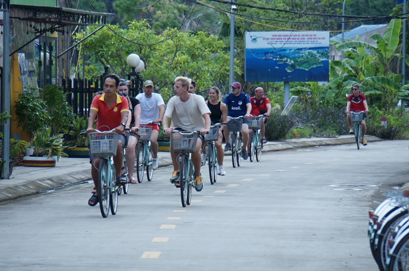 Khách du lịch quốc tế trải nghiệm đạp xe trên làng chài Việt Hải, Cát Bà. Ảnh: Nguyễn Hoàn Khách du lịch quốc tế trải nghiệm đạp xe trên làng chài Việt Hải, Cát Bà. Ảnh: Nguyễn Hoàn