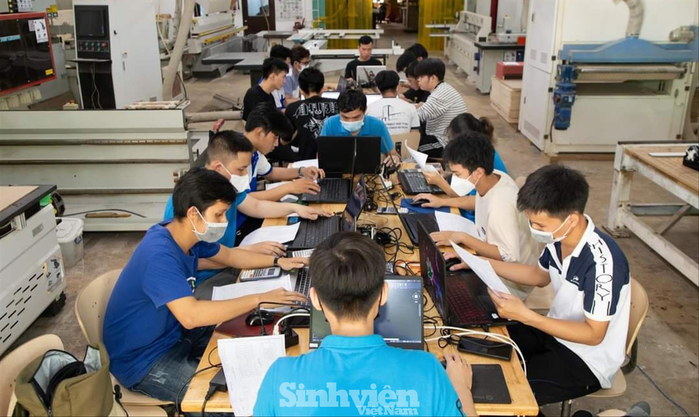 Sinh viên Trường ÐH Sư phạm Kỹ thuật TPHCM trong buổi học thực hành tại trường