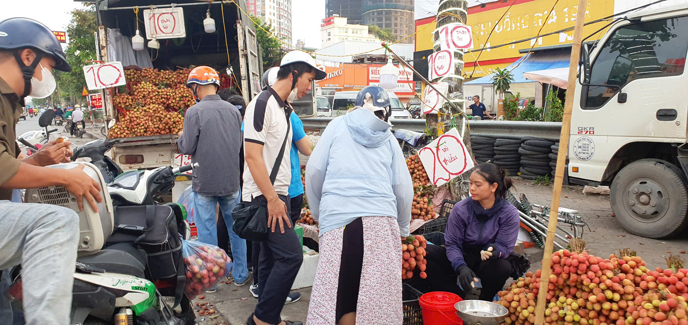"Chợ" vải trên phố Giải Phóng - Hà Nội. Ảnh: Nguyễn Tuấn "Chợ" vải trên phố Giải Phóng - Hà Nội. Ảnh: Nguyễn Tuấn