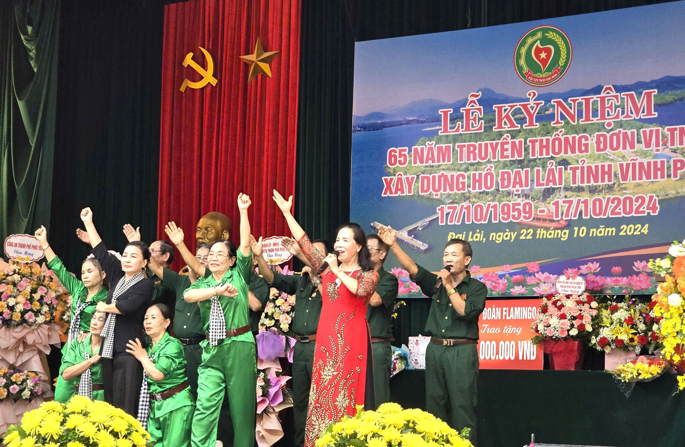 Các tiết mục văn nghệ của các cựu TNXP xây dựng hồ Đại Lải.