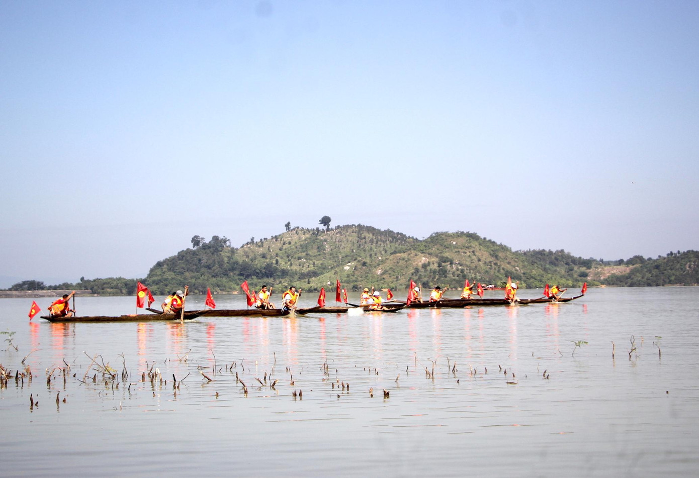 Các thanh niên trai tráng tranh tài ở hội đua thuyền trên sông Pô Cô