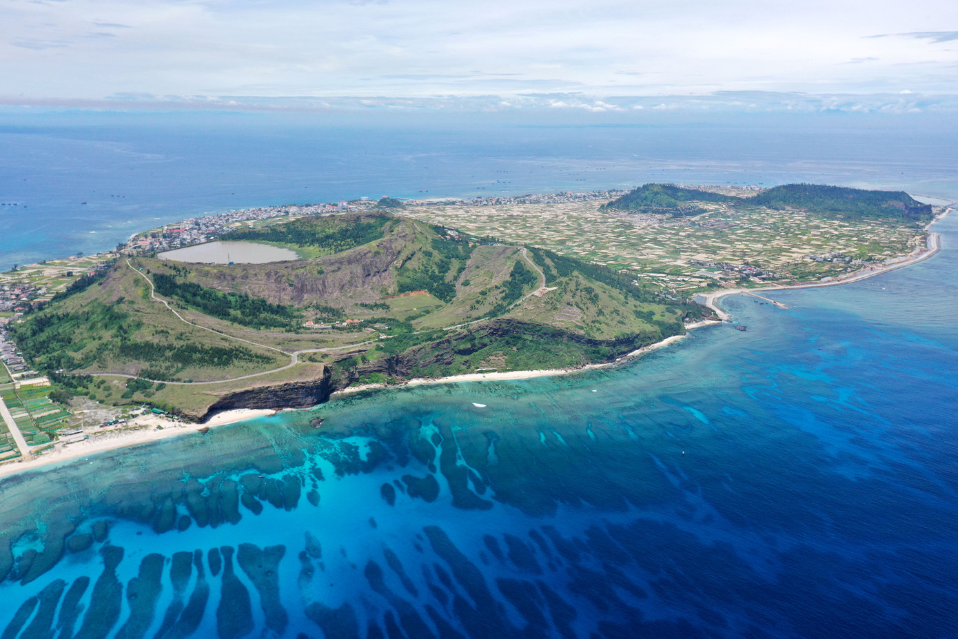 Đảo Lý Sơn (Quảng Ngãi) nhìn từ trên cao Đảo Lý Sơn (Quảng Ngãi) nhìn từ trên cao
