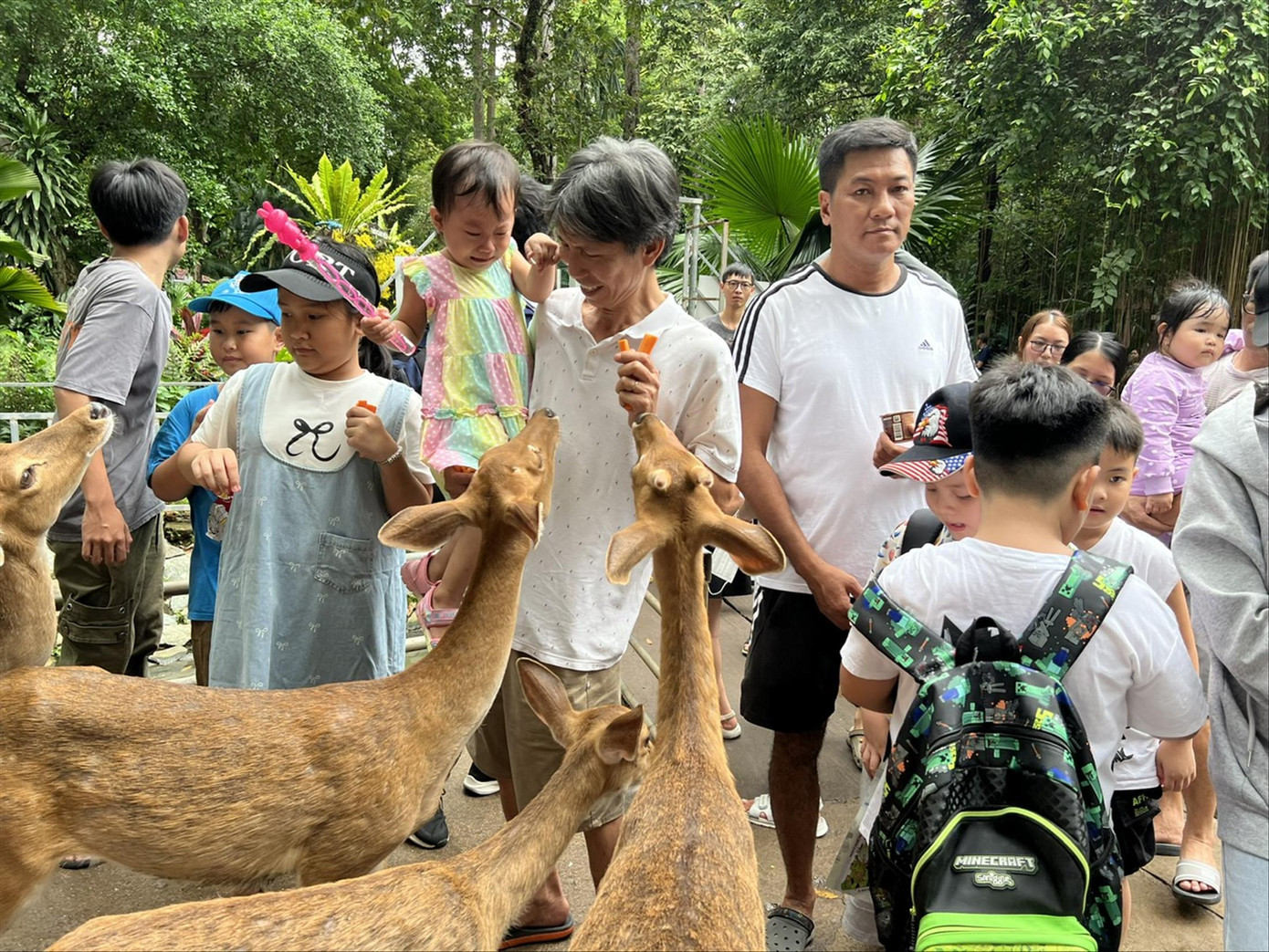 Người lao động đưa cả gia đình đi Thảo Cầm Viên vui chơi dịp lễ. Ảnh: U.P Người lao động đưa cả gia đình đi Thảo Cầm Viên vui chơi dịp lễ. Ảnh: U.P