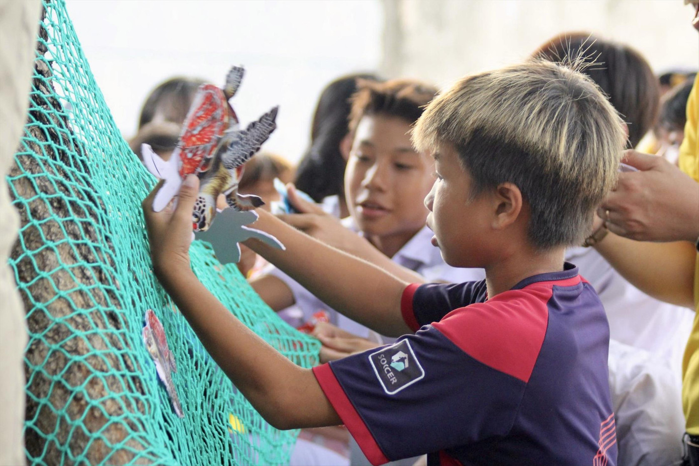 Các em nhỏ tham gia trò chơi giải cứu rùa biển để hiểu rõ về tác hại của những tấm lưới “ma”. Ảnh: NHẤT NGUYÊN Các em nhỏ tham gia trò chơi giải cứu rùa biển để hiểu rõ về tác hại của những tấm lưới “ma”. Ảnh: NHẤT NGUYÊN