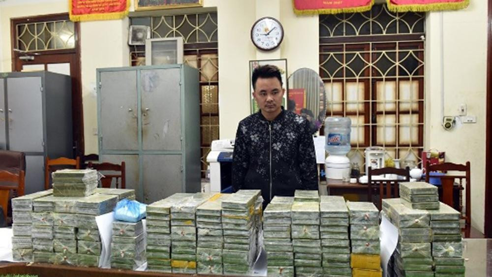 Ðối tượng Trần Văn Thành cùng tang vật do Ðại úy Lê Xuân Nam cùng đồng đội bắt giữ tháng 2/2018 Ðối tượng Trần Văn Thành cùng tang vật do Ðại úy Lê Xuân Nam cùng đồng đội bắt giữ tháng 2/2018