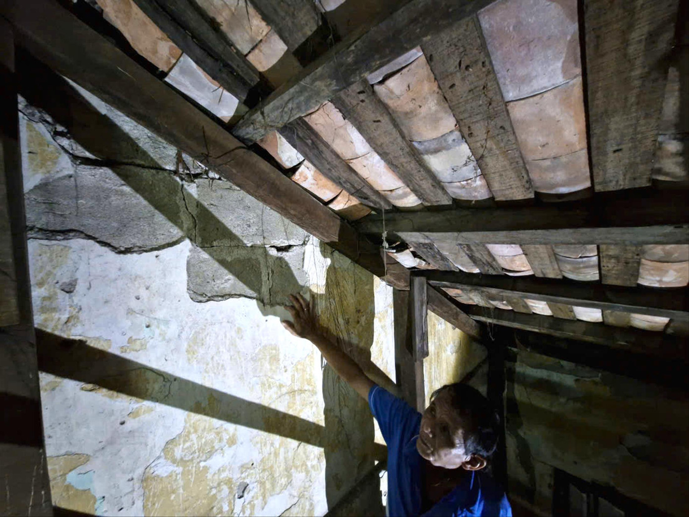 Ông Dương Thanh Cường với ngôi nhà cổ chằng chịt vết nứt Ông Dương Thanh Cường với ngôi nhà cổ chằng chịt vết nứt