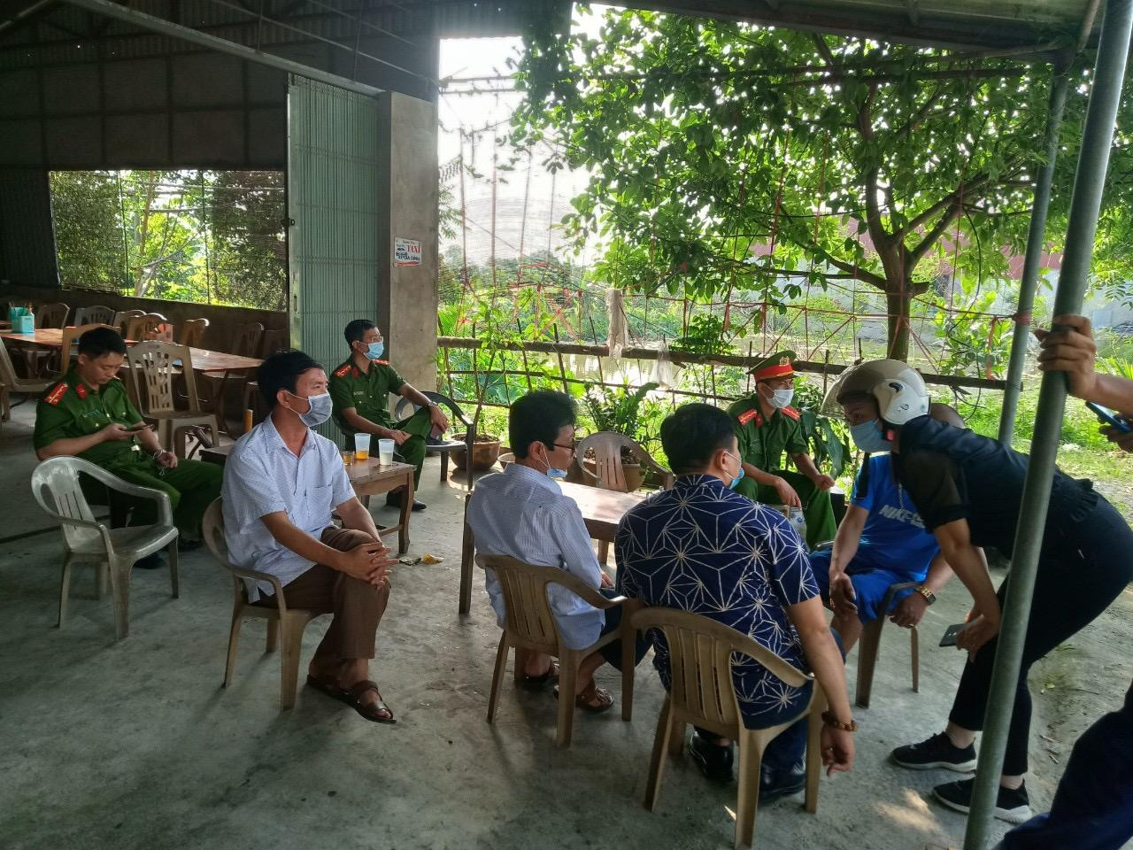 Các chủ cơ sở tang lễ ở Nam Ðịnh tập trung tại cổng đài hóa thân nằm trong khuôn viên của Công viên Nghĩa trang Thanh Bình để đợi làm việc với lãnh đạo Công ty Hoàng Long