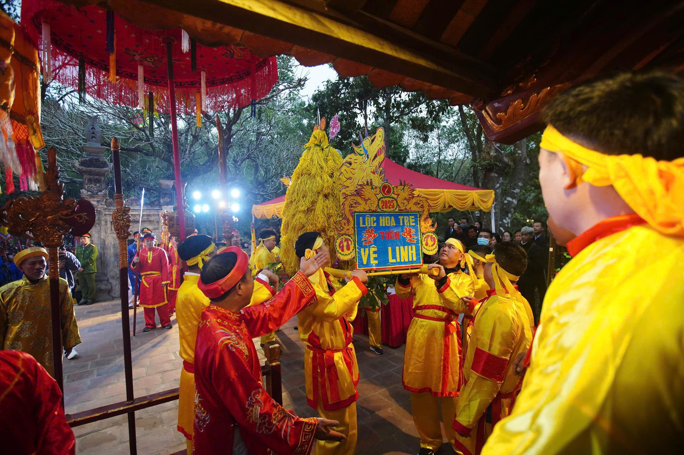 Lễ hội đền Sóc thu hút hàng vạn người tham gia. Ảnh: DUY PHẠM