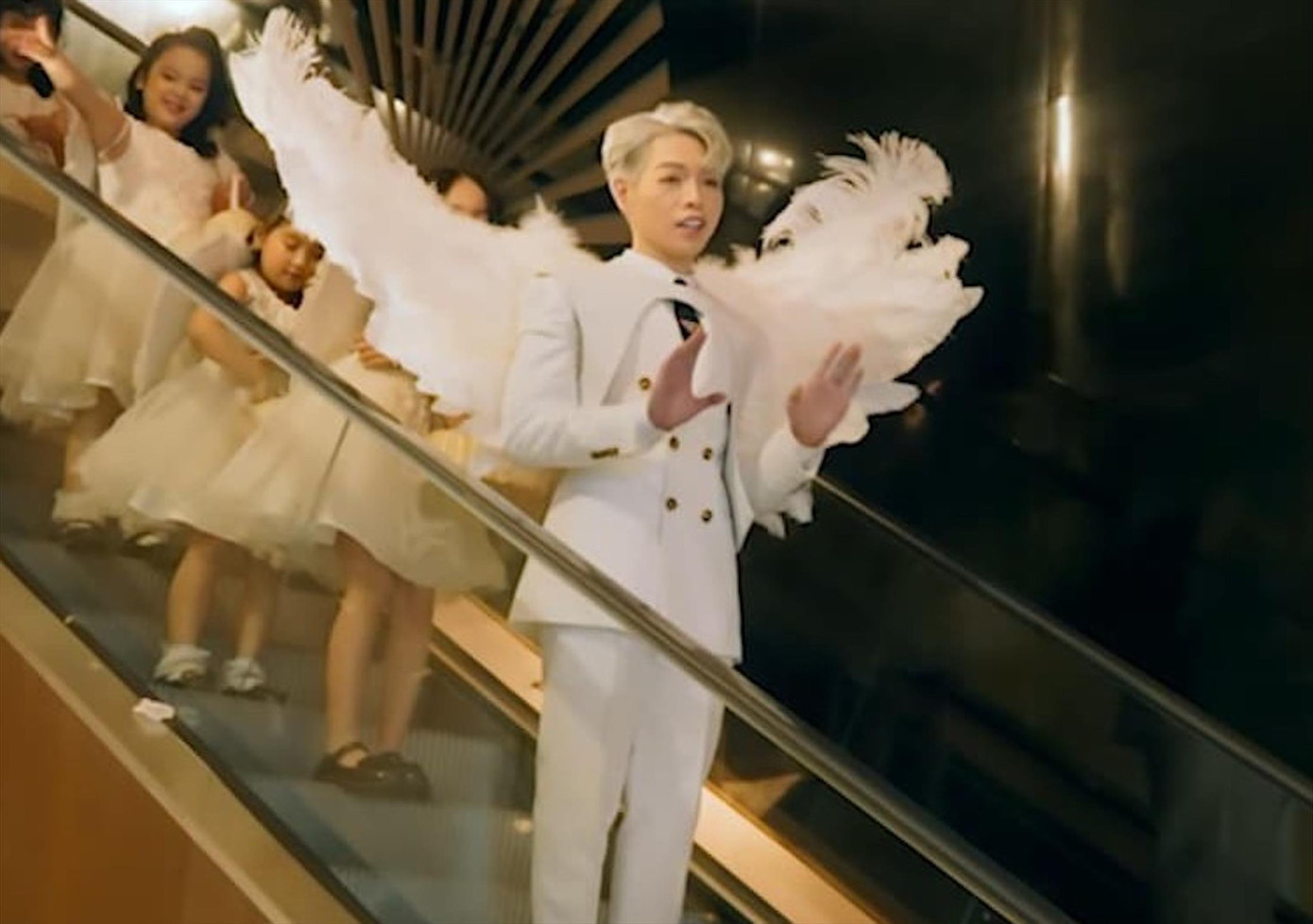 Ðức Phúc hóa thân thành “Thần Tình yêu” trong MV Ngày đầu tiên