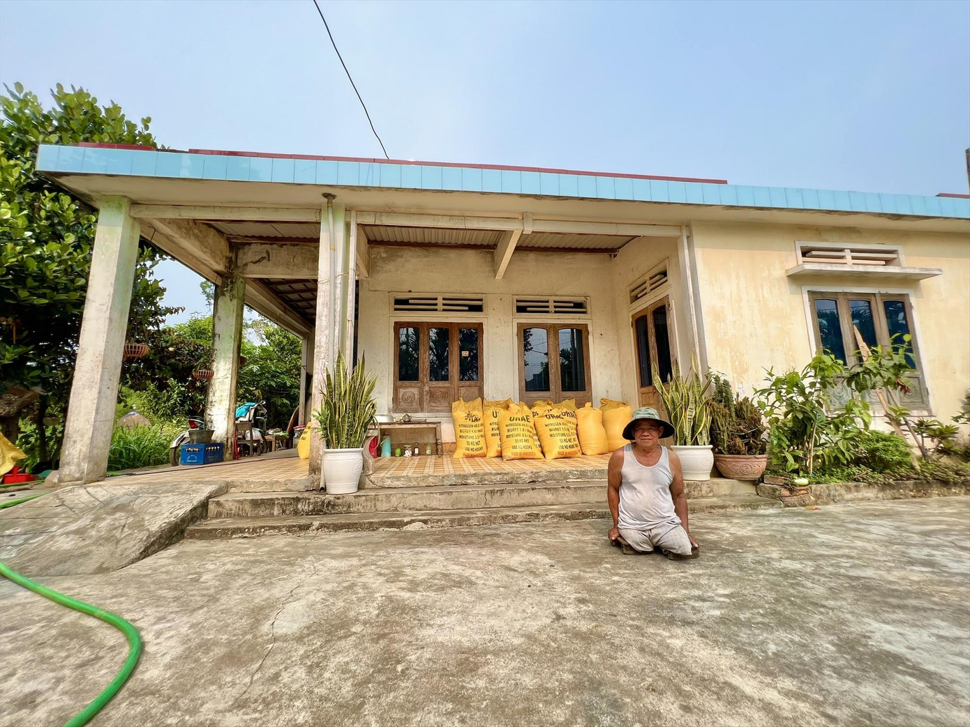 Ông Huỳnh Khanh “ở lậu” suốt 25 năm trên chính mảnh đất mà mình được bố trí TĐC. Ảnh: Nguyễn Ngọc