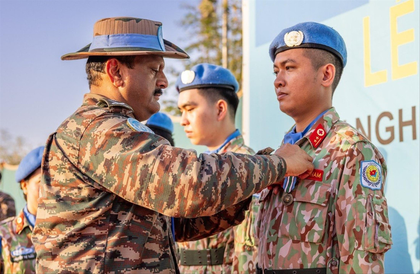 Chỉ huy Phái bộ UNMISS trao Huy chương Vì sự nghiệp GGHB LHQ tặng Trung úy quân nhân chuyên nghiệp Nguyễn Mạnh Dũng và các đồng đội ở Bệnh viện dã chiến cấp 2 số 4. ẢNH: PV.