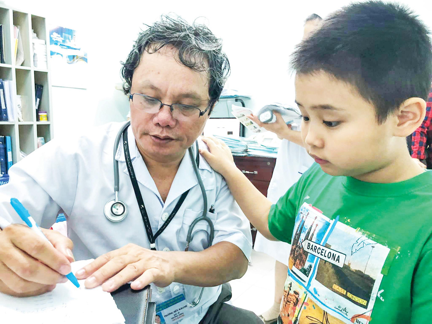 Vợ chồng BS Hữu Khanh không sinh con nhưng mọi bệnh nhi ông đều xem như con của mình và hết lòng chăm sóc Vợ chồng BS Hữu Khanh không sinh con nhưng mọi bệnh nhi ông đều xem như con của mình và hết lòng chăm sóc