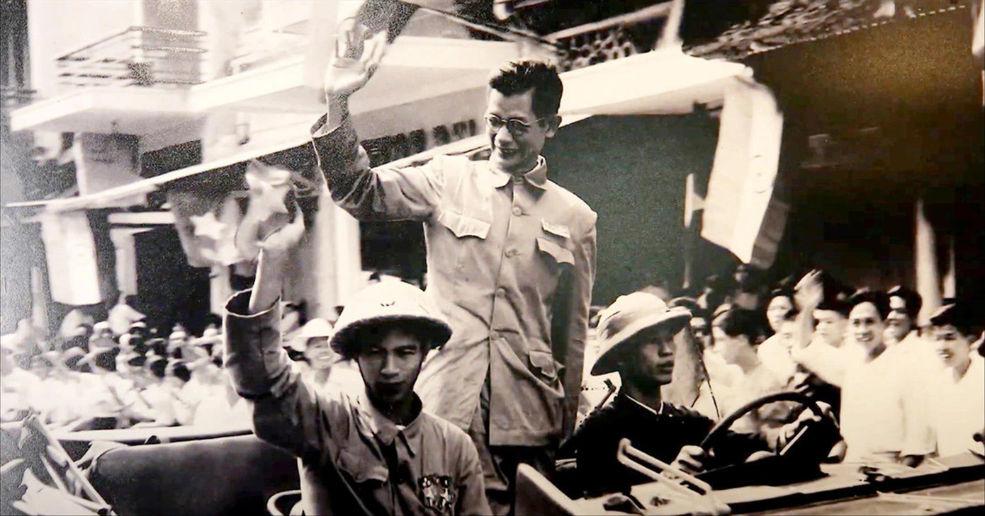 Bác sĩ Trần Duy Hưng cùng Trung đoàn Thủ đô trong ngày trở về tiếp quản Hà Nội Bác sĩ Trần Duy Hưng cùng Trung đoàn Thủ đô trong ngày trở về tiếp quản Hà Nội