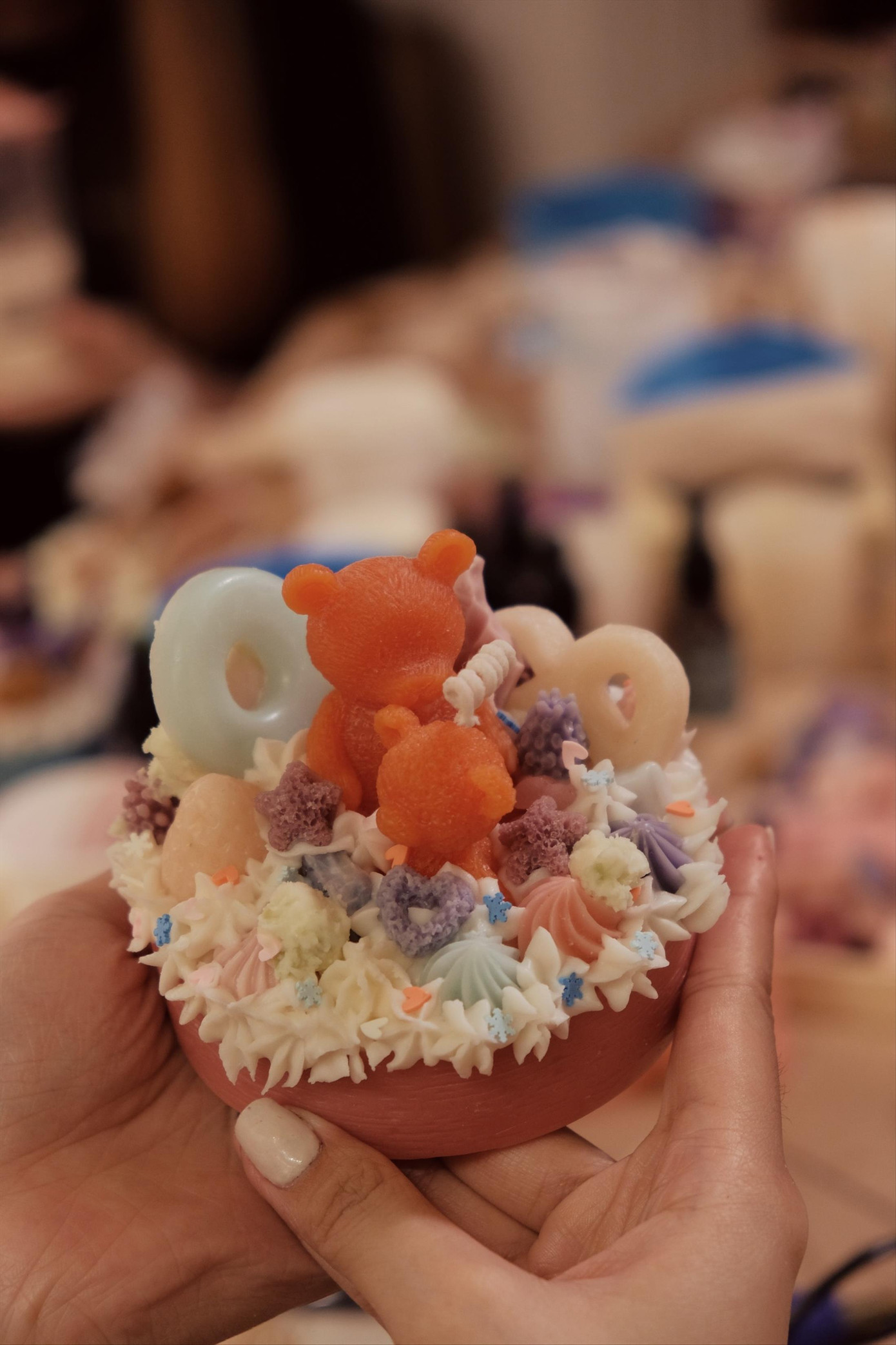 Nhiều bạn trẻ chọn cách tự làm món quà để tặng người yêu dịp Valentine