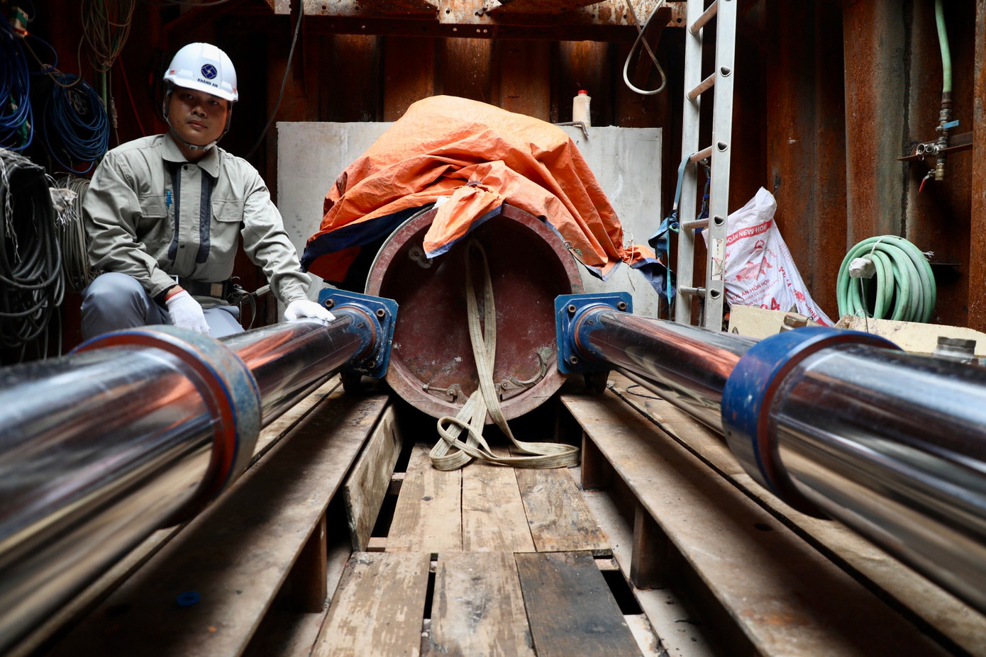 Thi công trên công trường đường Vũ Trọng Khánh, thuộc gói thầu Xây dựng hệ thống cống cho một phần khu vực Hà Đông và khu đô thị mới