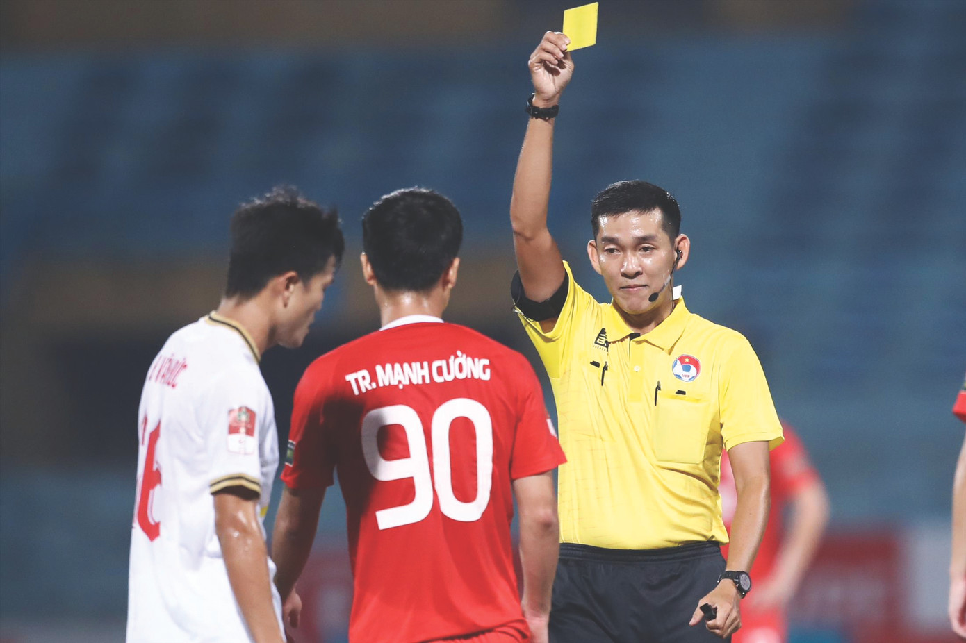 Trọng tài Trần Ngọc Nhớ trong trận Viettel - Hà Tĩnh. Ảnh: Đức Cường