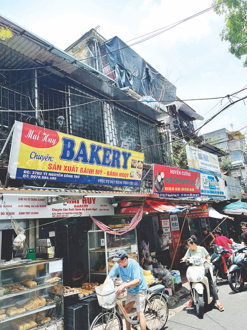 Nhiều người dân tại chung cư cũ Nguyễn Công Trứ kiến nghị đẩy nhanh tiến độ cải tạo. Ảnh: Minh Tuấn Nhiều người dân tại chung cư cũ Nguyễn Công Trứ kiến nghị đẩy nhanh tiến độ cải tạo. Ảnh: Minh Tuấn