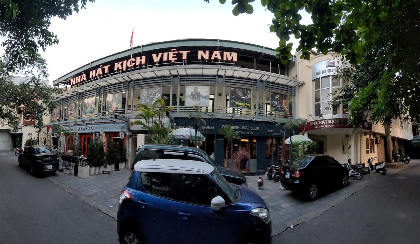 Dù không gian hạn chế, Nhà hát Kịch Việt Nam mỗi tháng vẫn duy trì sức hút với cả chục suất diễn tại rạp số 1 Tràng Tiền. Ảnh: Hoàng Mạnh Thắng