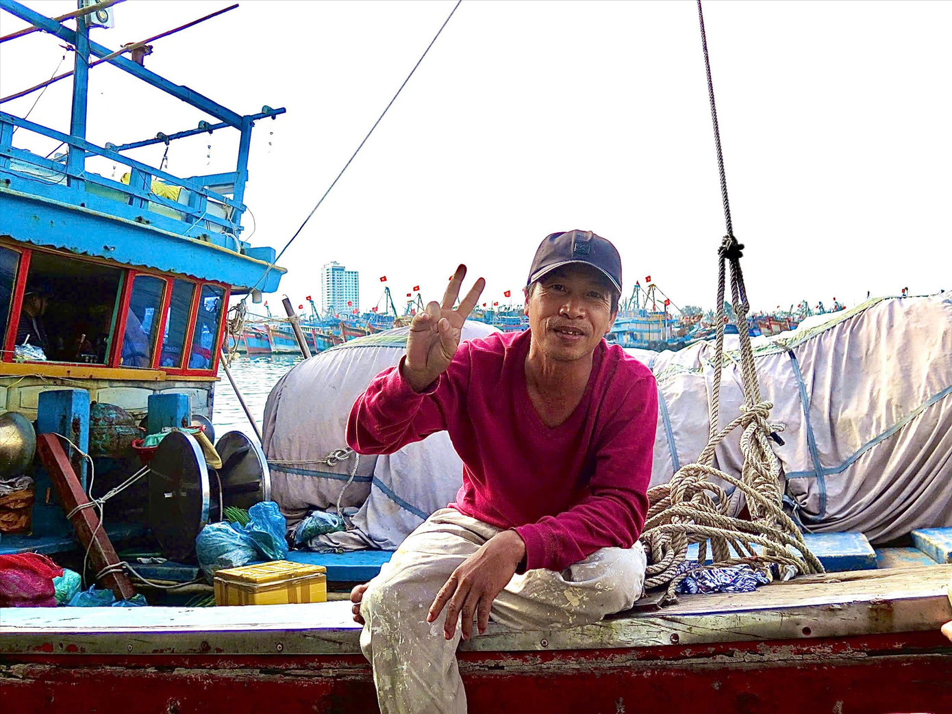 Gần một đời bám biển, ngư dân Trần Văn Thương lại chuẩn bị đón một cái Tết không biết lần thứ bao nhiêu giữa đại dương. Ảnh: Ngọc Thắm