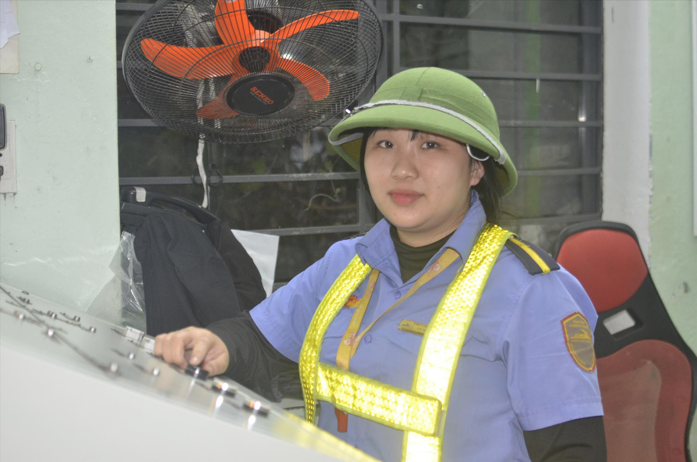 Chị Võ Thị Thu Hiền luôn túc trực tại trạm gác. Ảnh: Minh Hiền