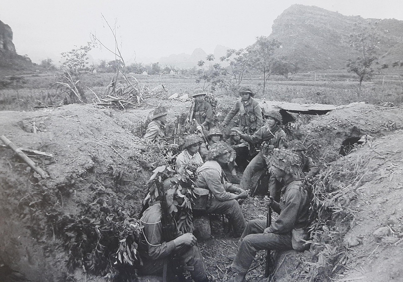 Cán bộ, chiến sĩ Ðồn Biên phòng Trà Lĩnh (Cao Bằng) hội ý, rút kinh nghiệm sau trận đánh, năm 1979. Ảnh: Trần Mạnh Thường