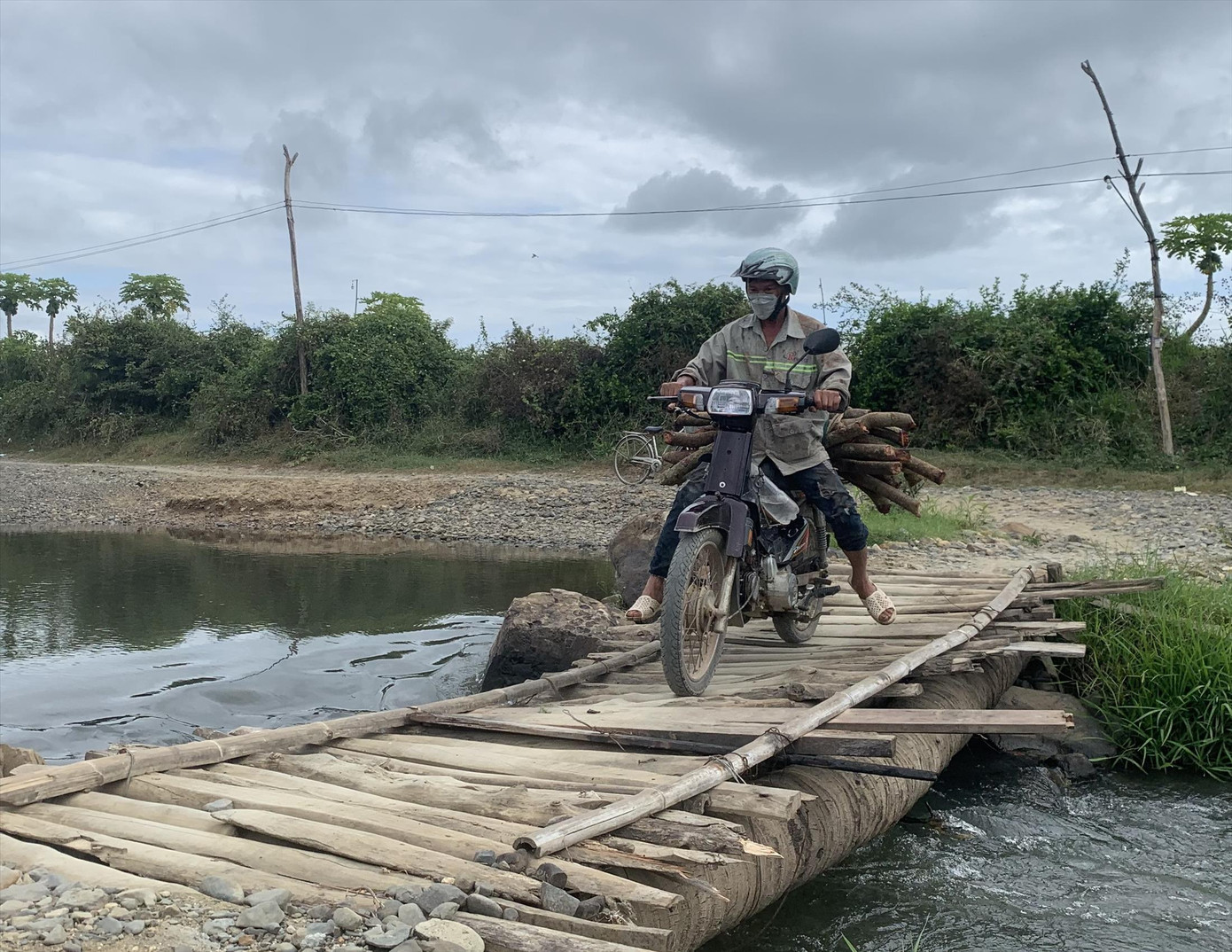 Cây cầu tạm khu vực Bến Cây Gạo Cây cầu tạm khu vực Bến Cây Gạo