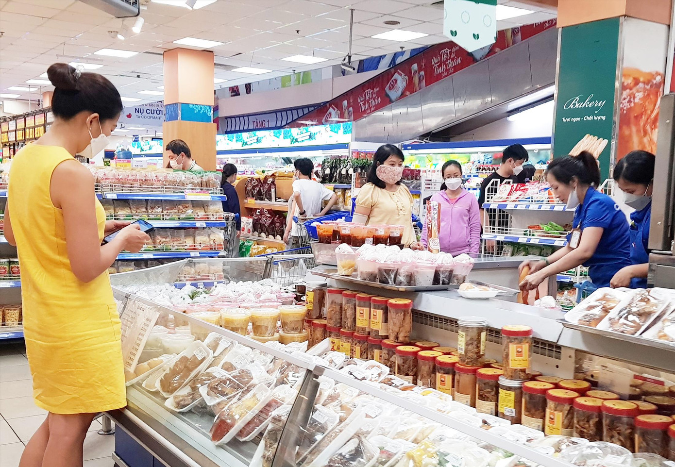 Cơ quan chức năng kêu gọi người dân sử dụng thực phẩm có nguồn gốc, đảm bảo chất lượng để tránh nguy cơ ngộ độc. Ảnh: Vân Sơn Cơ quan chức năng kêu gọi người dân sử dụng thực phẩm có nguồn gốc, đảm bảo chất lượng để tránh nguy cơ ngộ độc. Ảnh: Vân Sơn