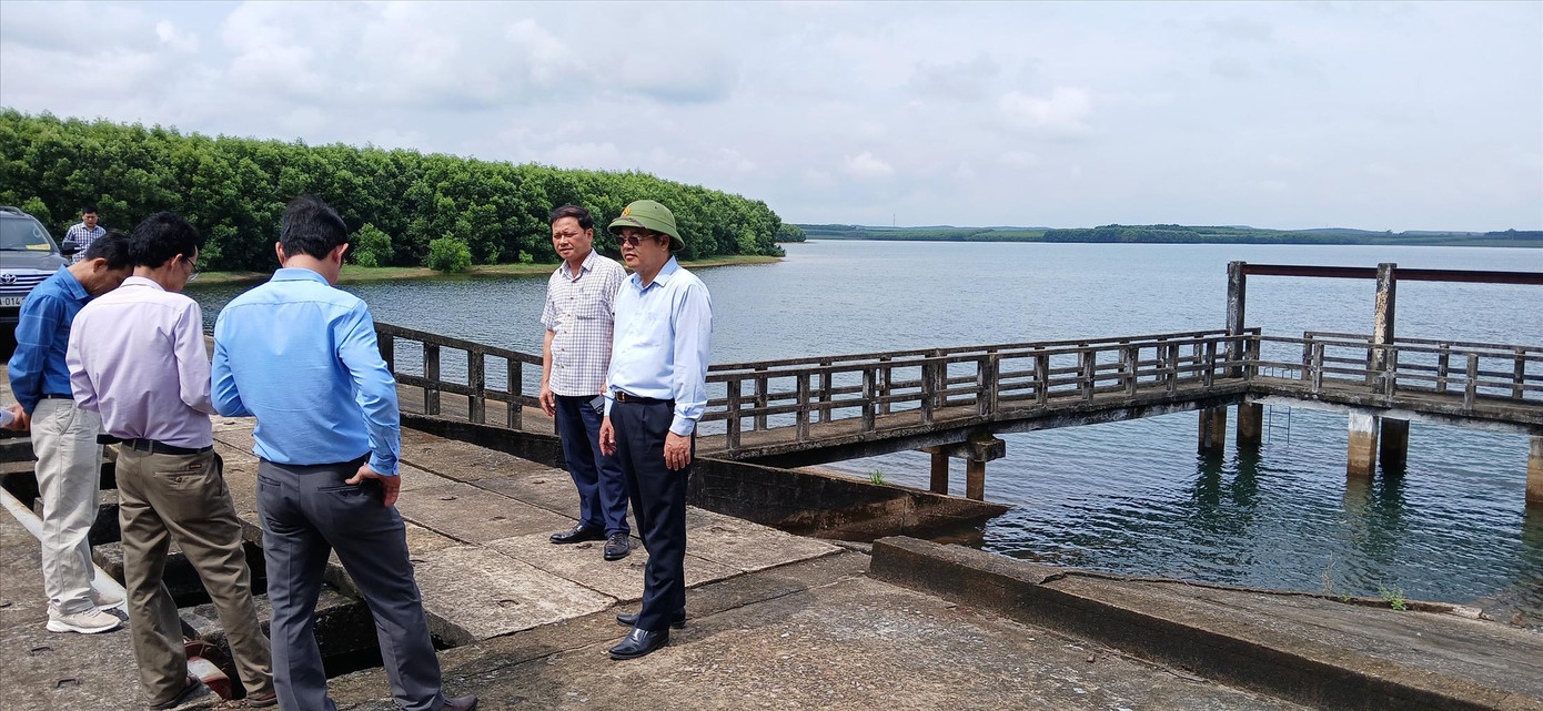 Đoàn cán bộ Sở Nông nghiệp và Môi trường tỉnh Quảng Trị khảo sát Bàu Nhum. Ảnh: Phạm Xuân Dũng