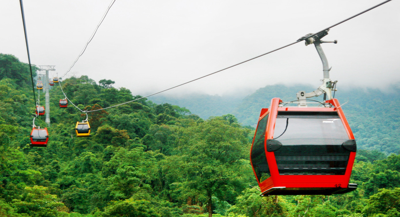 Cáp treo và hạ tầng đi lại thuận tiện khiến khách du lịch đến Vĩnh Phúc những năm qua không ngừng tăng. Ảnh: Lê Tâm