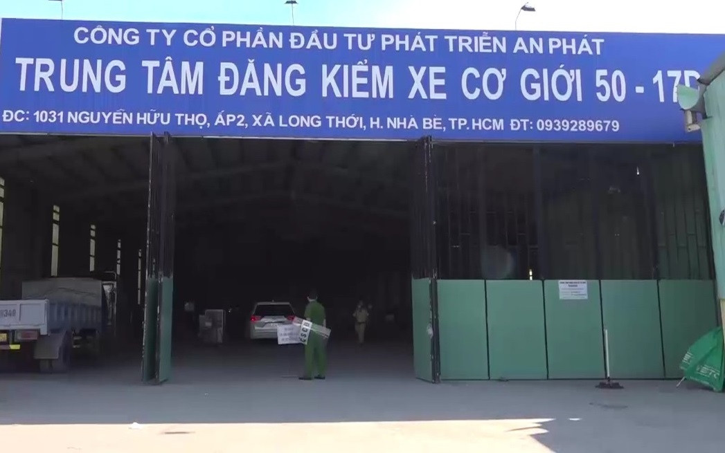 Công an khám xét trung tâm đăng kiểm cơ giới 50-17D huyện Nhà Bè, TPHCM. Ảnh: Công an cung cấp Công an khám xét trung tâm đăng kiểm cơ giới 50-17D huyện Nhà Bè, TPHCM. Ảnh: Công an cung cấp