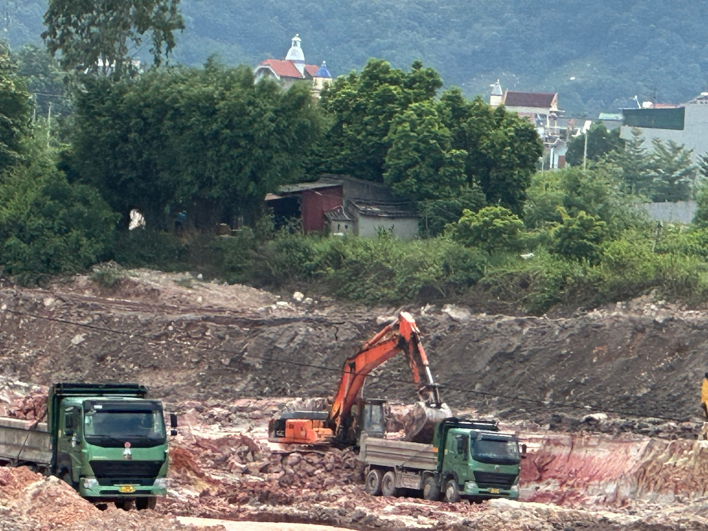 Công trường nhộn nhịp tại Mỏ sét Trúc Thôn đã hết phép, phải đóng cửa