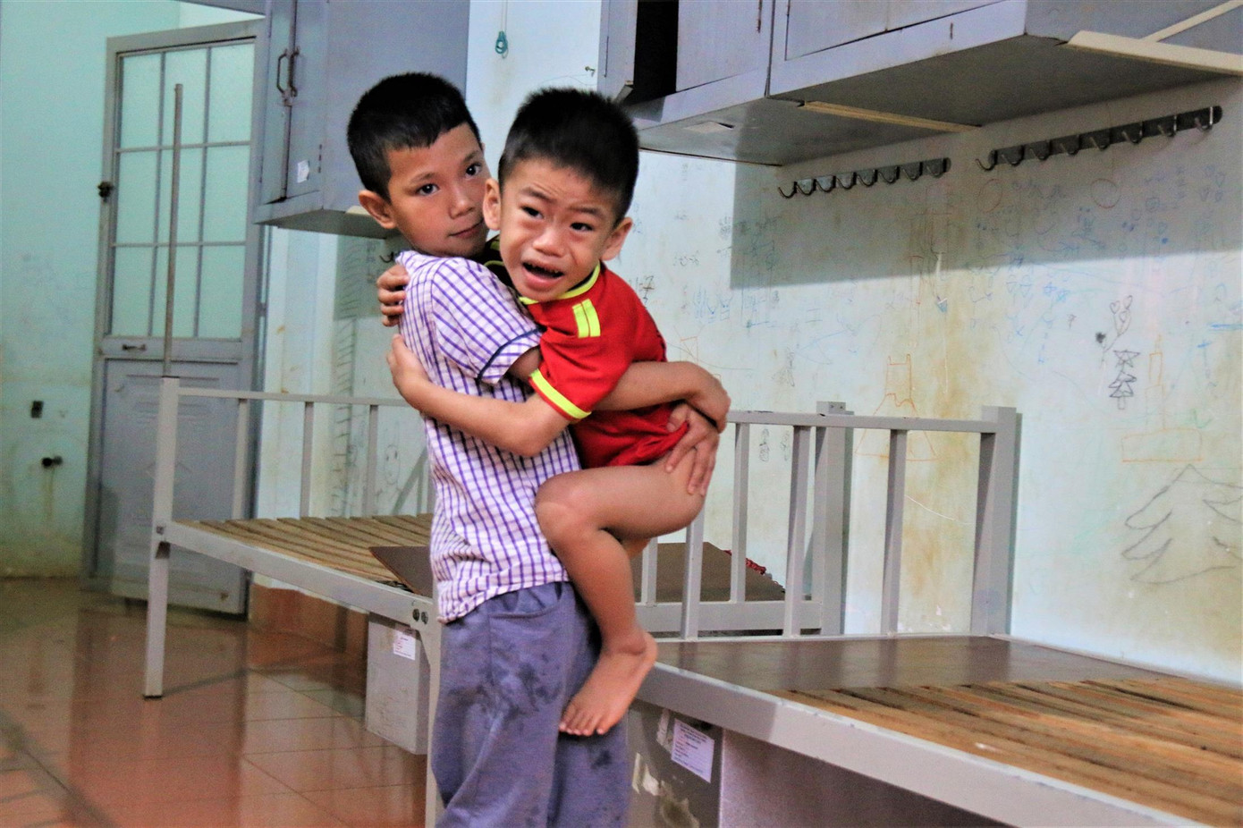 Anh trai Ngọc Bảo bế khi em bé khóc Anh trai Ngọc Bảo bế khi em bé khóc