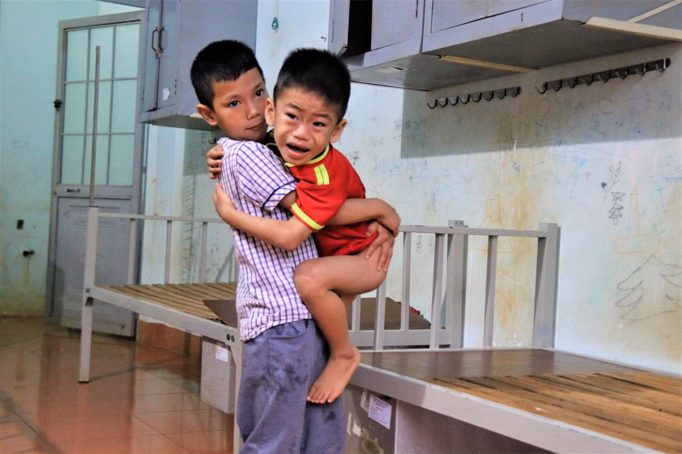 Anh trai Ngọc Bảo bế khi em bé khóc