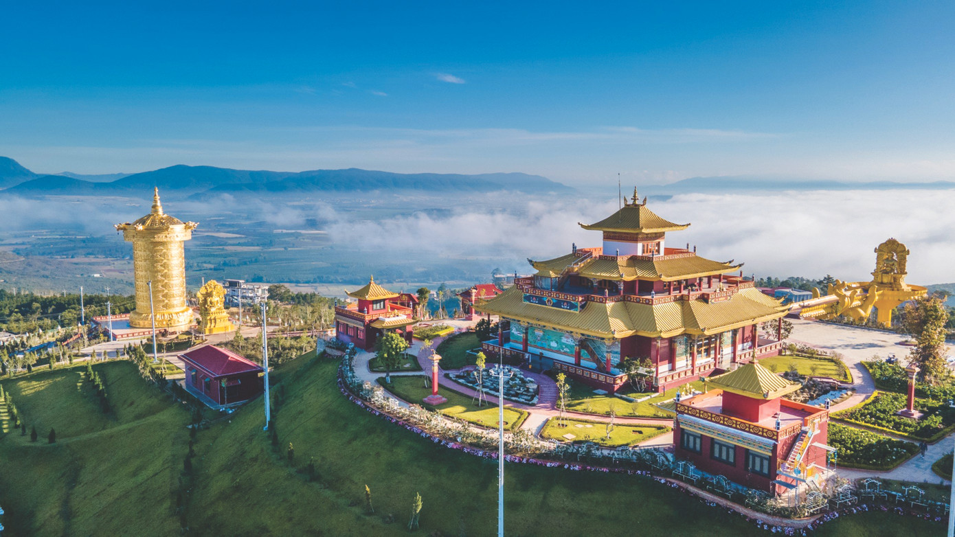 Nằm trải dài trên 3 ngọn đồi cao kỳ vĩ, khí hậu mát mẻ quanh năm, Samten Hills Dalat (thôn Kambute, xã Tru Tra, Đơn Dương, Lâm Đồng) là điểm đến mới cho những hành trình khai mở.